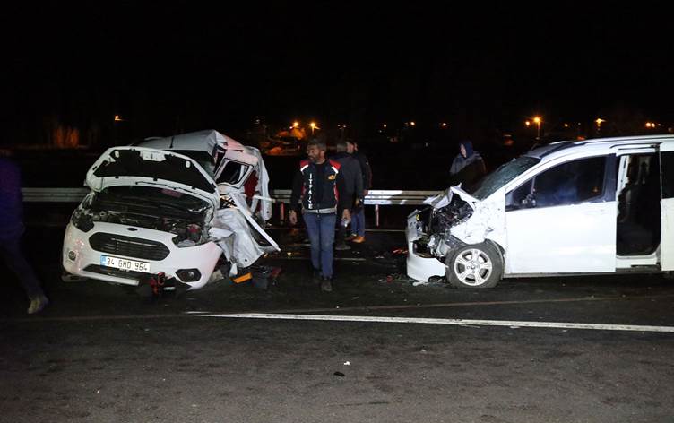 Kars’ta trafik kazası: 2 ölü, 5 ağır yaralı