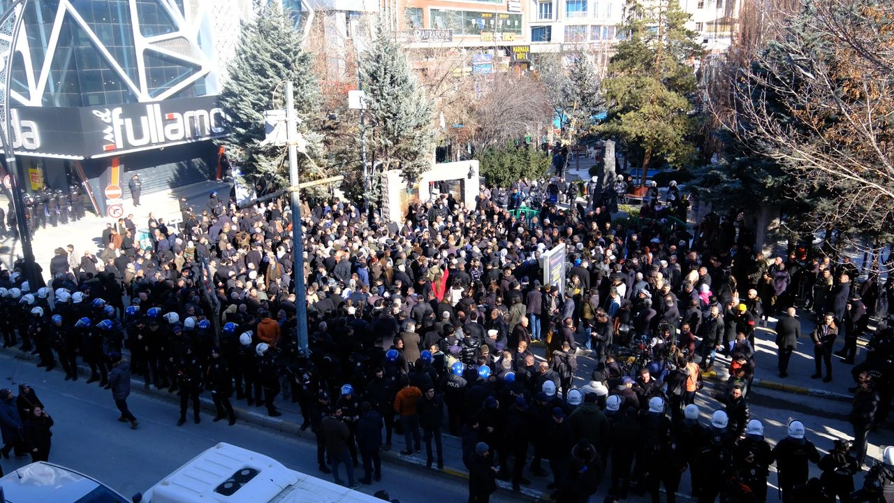 Van Büyükşehir Eşbaşkanları: Kayyım belediyeye ait eşyaları taşıyor