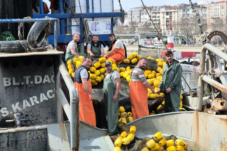 Balıkçılar müsilaj nedeniyle sezonu erken bıraktı