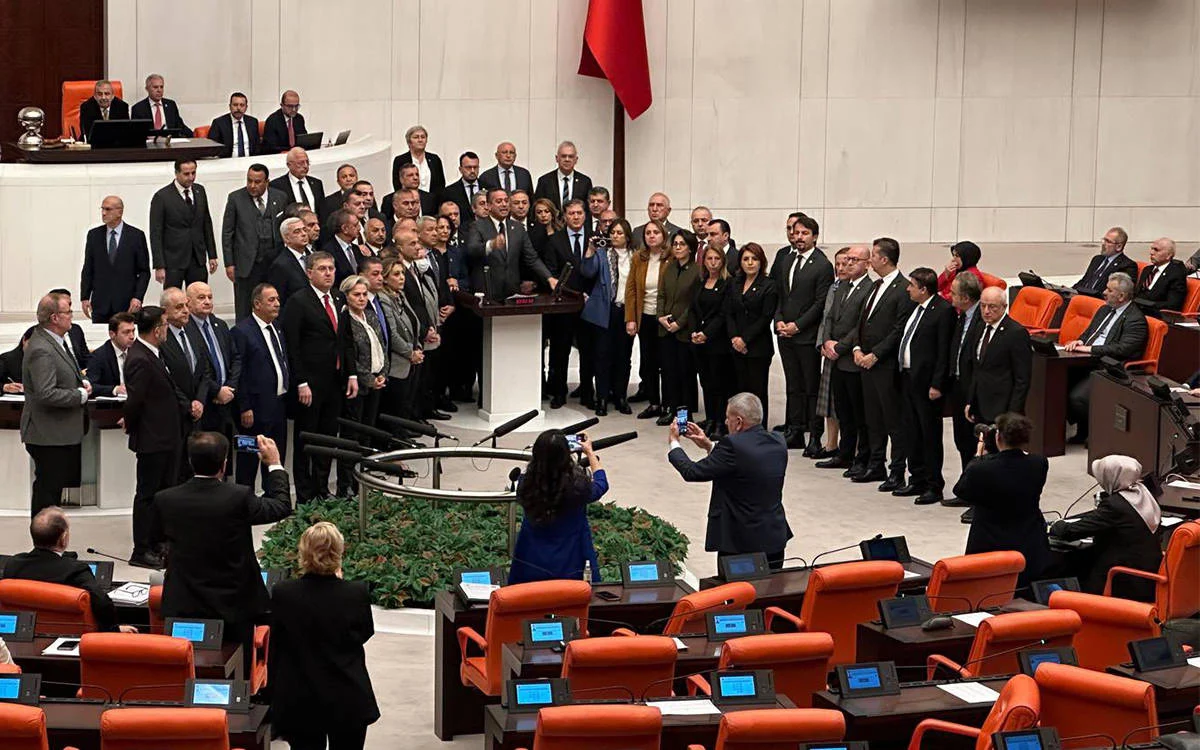 Meclis’te İmamoğlu protestosu nedeniyle görüşmelere ara verildi