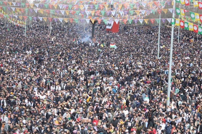 Diyarbakır Newroz’una mesaj gönderen Özel: Hiçbir Dehak kardeşliğimizi bozamayacak
