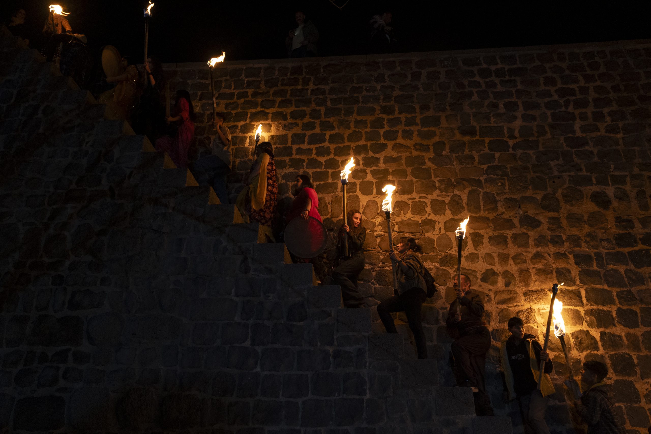 GALERİ: Diyarbakır’da surlarda meşaleli Newroz kutlaması