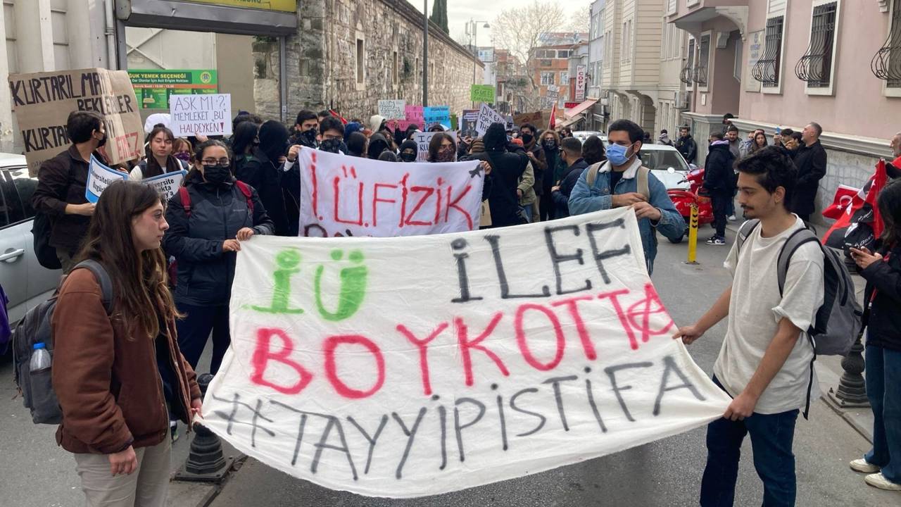 Beyazıt’ta toplanan üniversite öğrencileri basın açıklaması yaptı