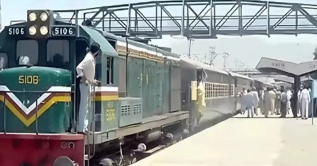 Pakistan’da tren saldırısı: 450 yolcu rehin alındı