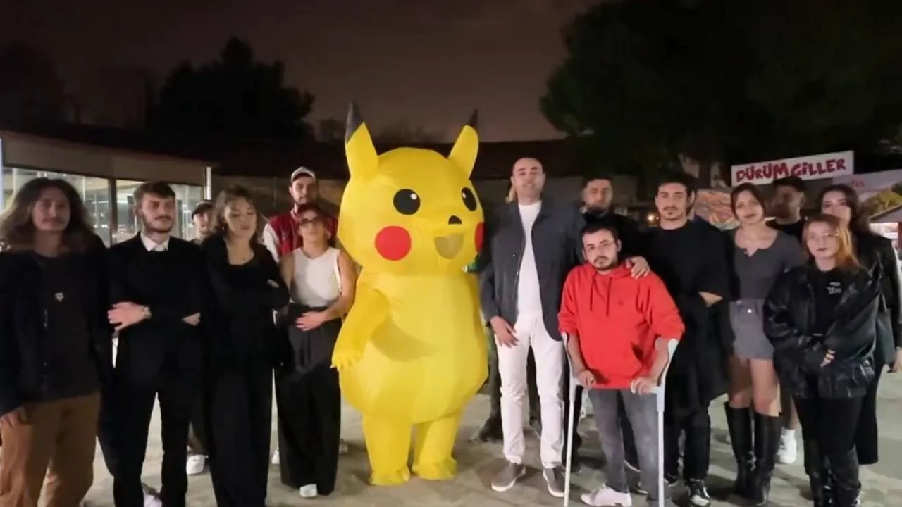 Pikachu kostümüyle protestolara katılan yurttaş konuştu