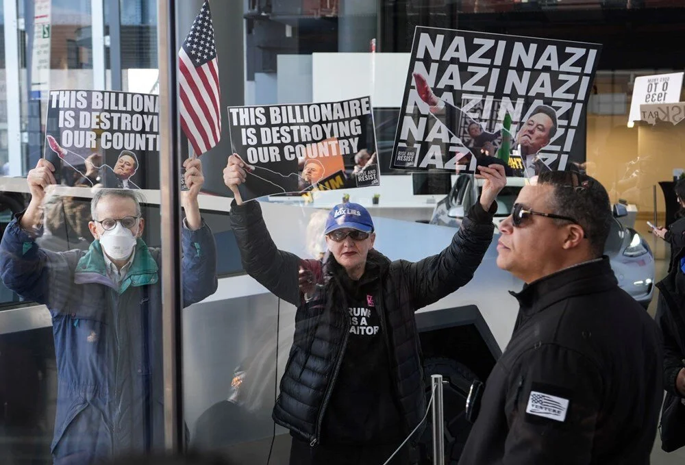 Tesla mağazaları önünde Elon Musk protestosu