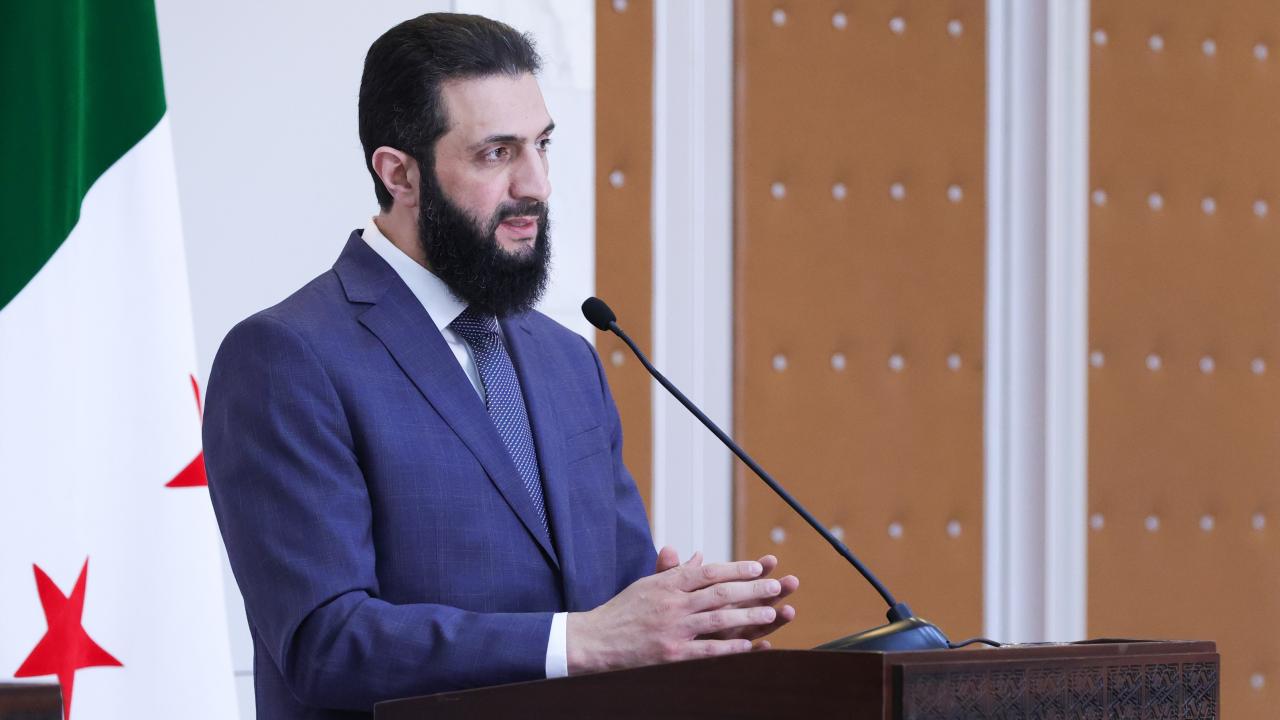 AB komisyonu Ahmed Şara’yı bağış konferansına davet etti