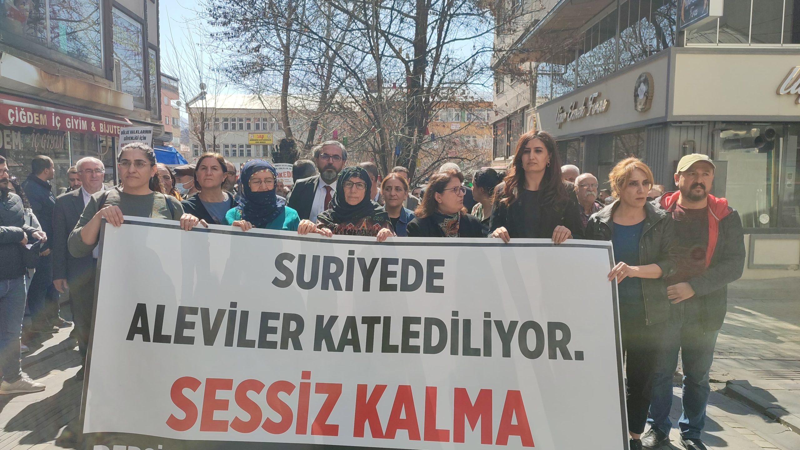 Suriye’de katledilen Aleviler için gıyabi anma
