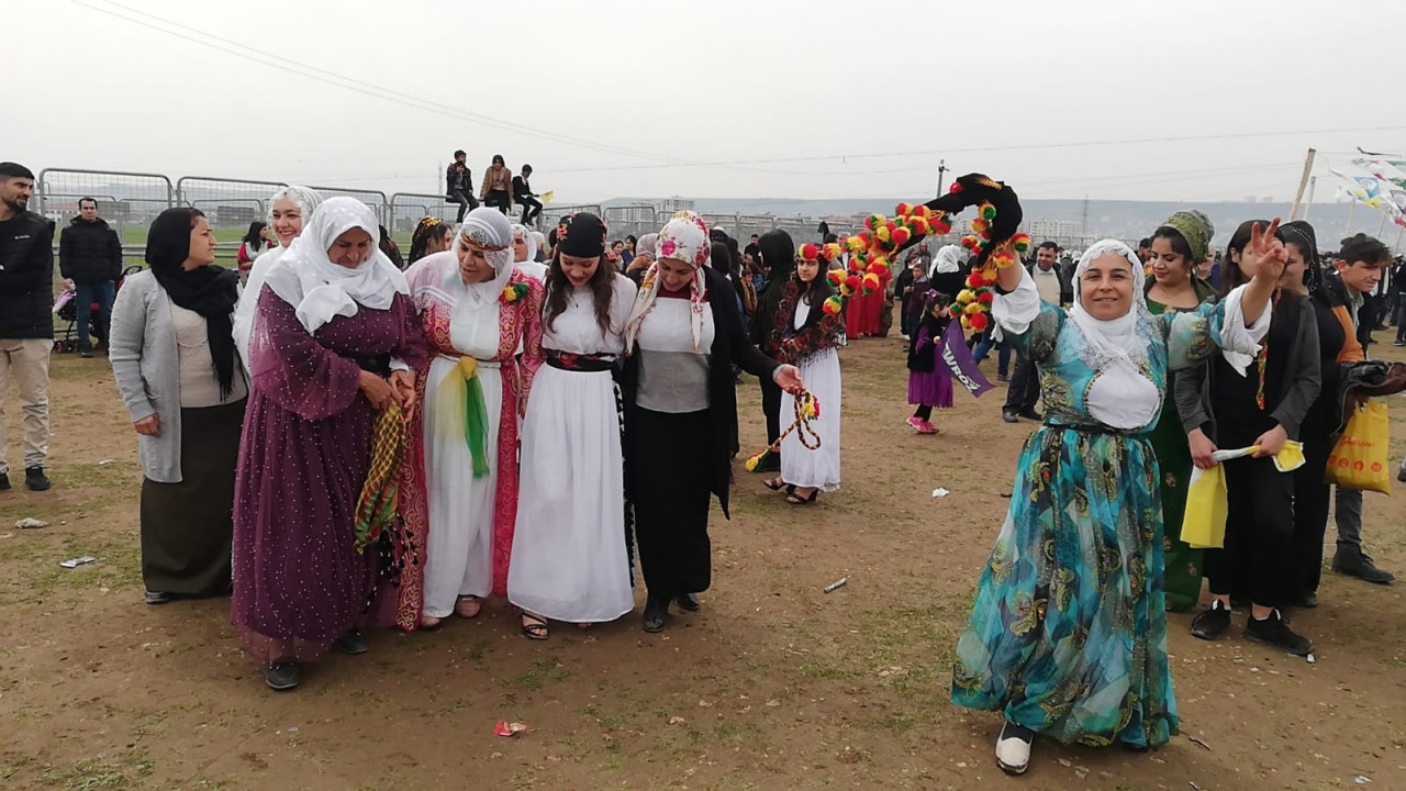 Newroz hazırlıkları devam ediyor: Terzilerde kiras-fistan ve şal û şepik yoğunluğu