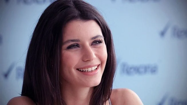 Beren Saat’ten meslektaşlarına destek: ‘Ben kefilim’