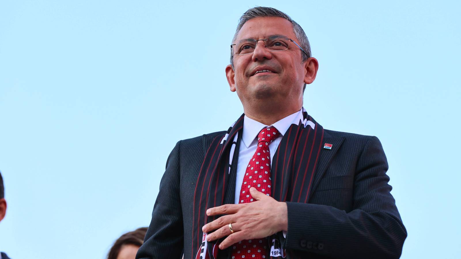 Özgür Özel: Paskalya, barış ve dayanışma getirsin