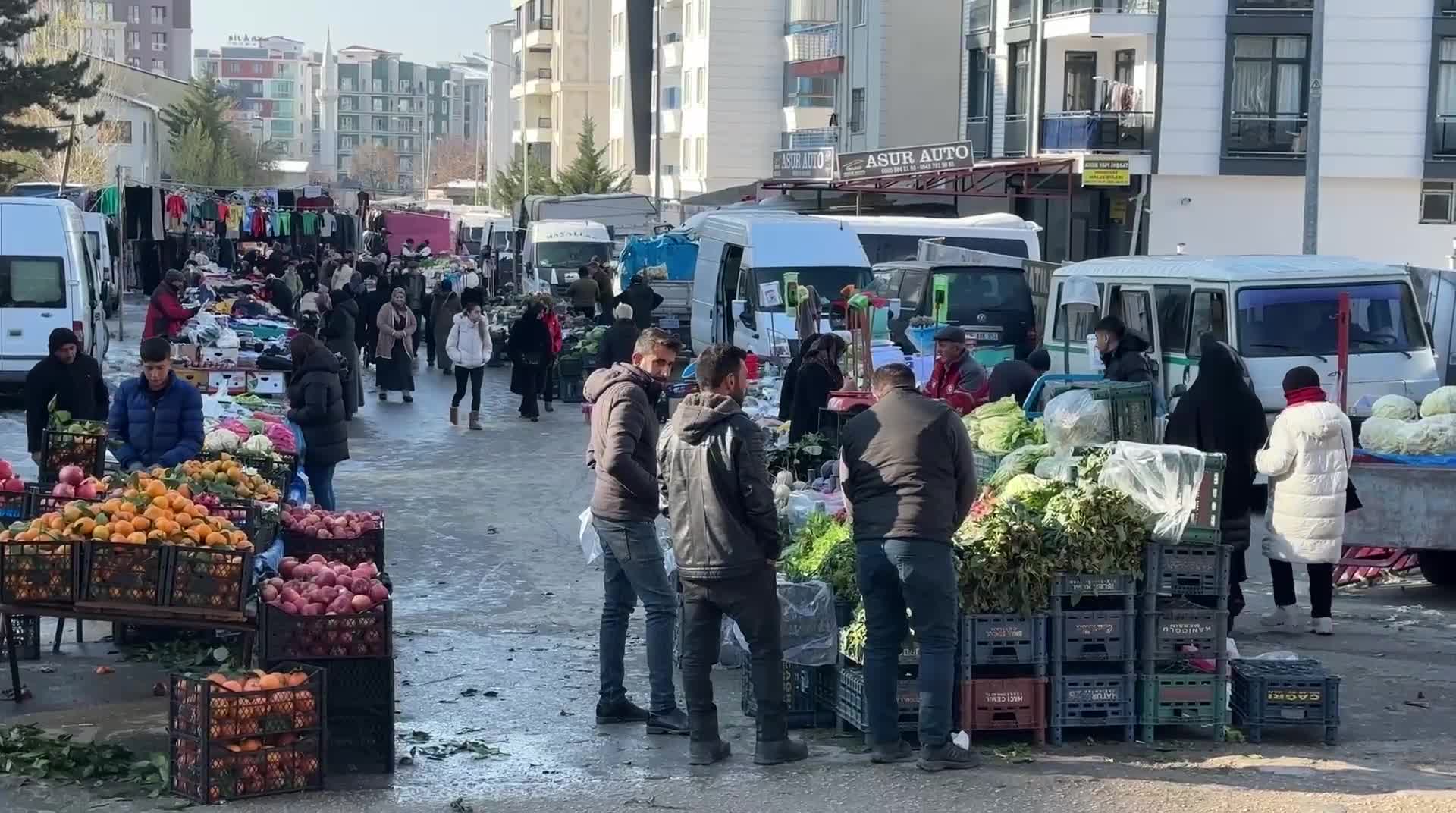 Van’da pazarda fiyatlar yükseliyor: Esnaf ve yurttaş geçim derdinde