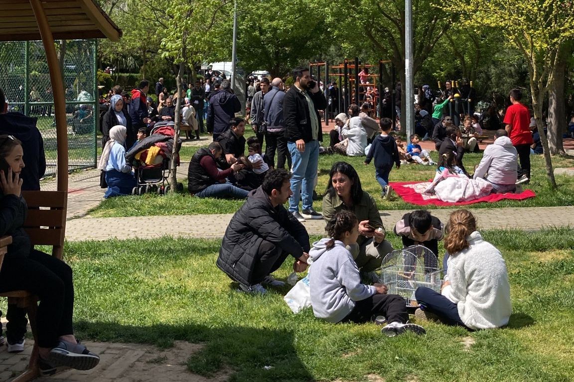 Depremin ardından Gezi Parkı’na kurulan çadırlara polis müdahalesi