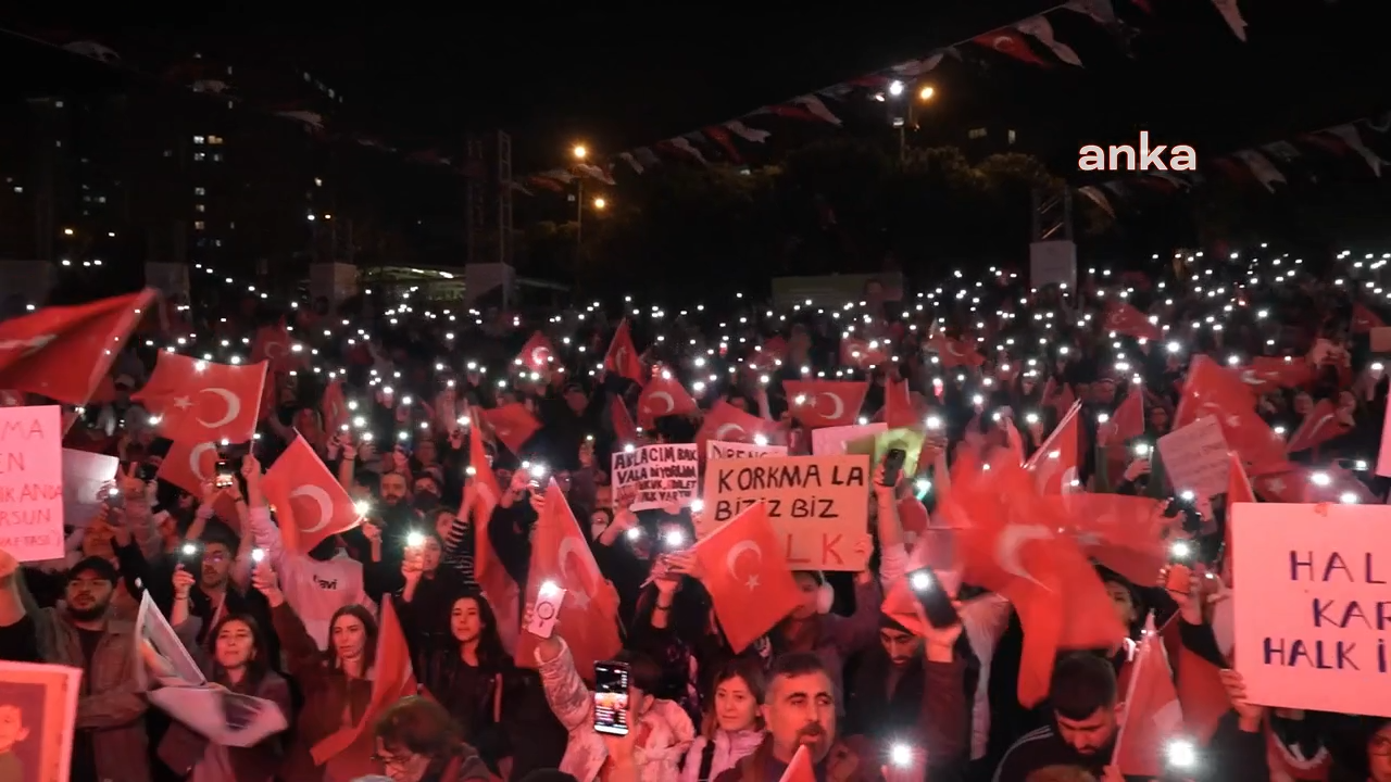Beylikdüzü’nde yurttaşlar tutuklanan Belediye Başkanı Murat Çalık için yürüdü