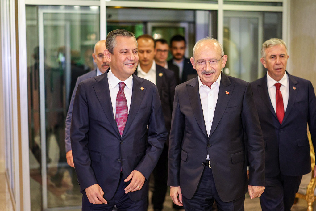 Özgür Özel, eski genel başkanları kurultaya davet etti