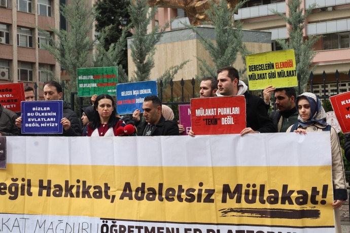 Sınavı geçip mülakatta elenen öğretmenlerden bakanlık önünde oturma eylemi
