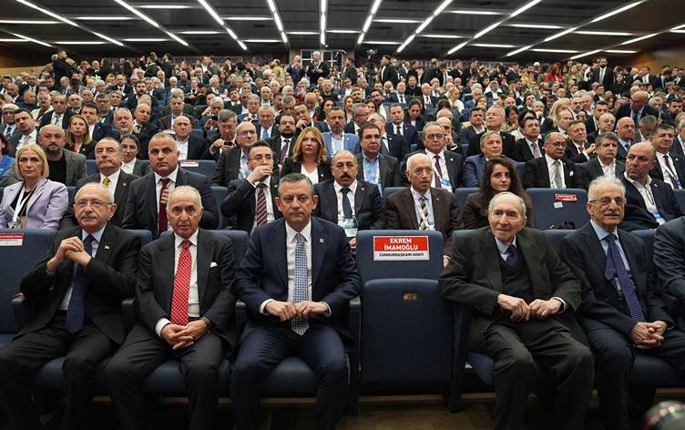 CHP’nin 21’inci Olağanüstü Kurultayı: Özgür Özel yeniden genel başkan seçildi