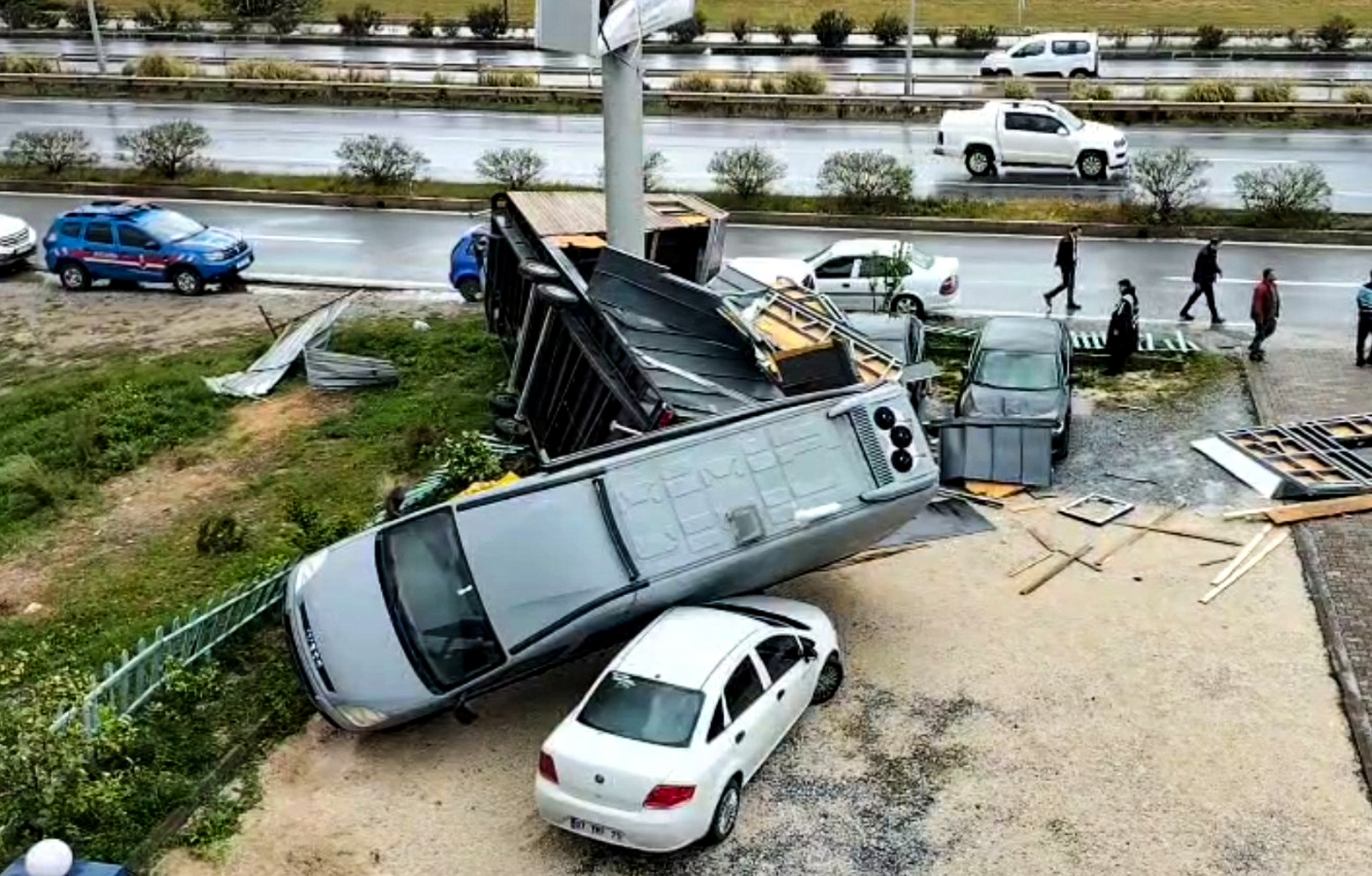 Manavgat’ta şiddetli hortum: İş yeri ve araçlar zarar gördü
