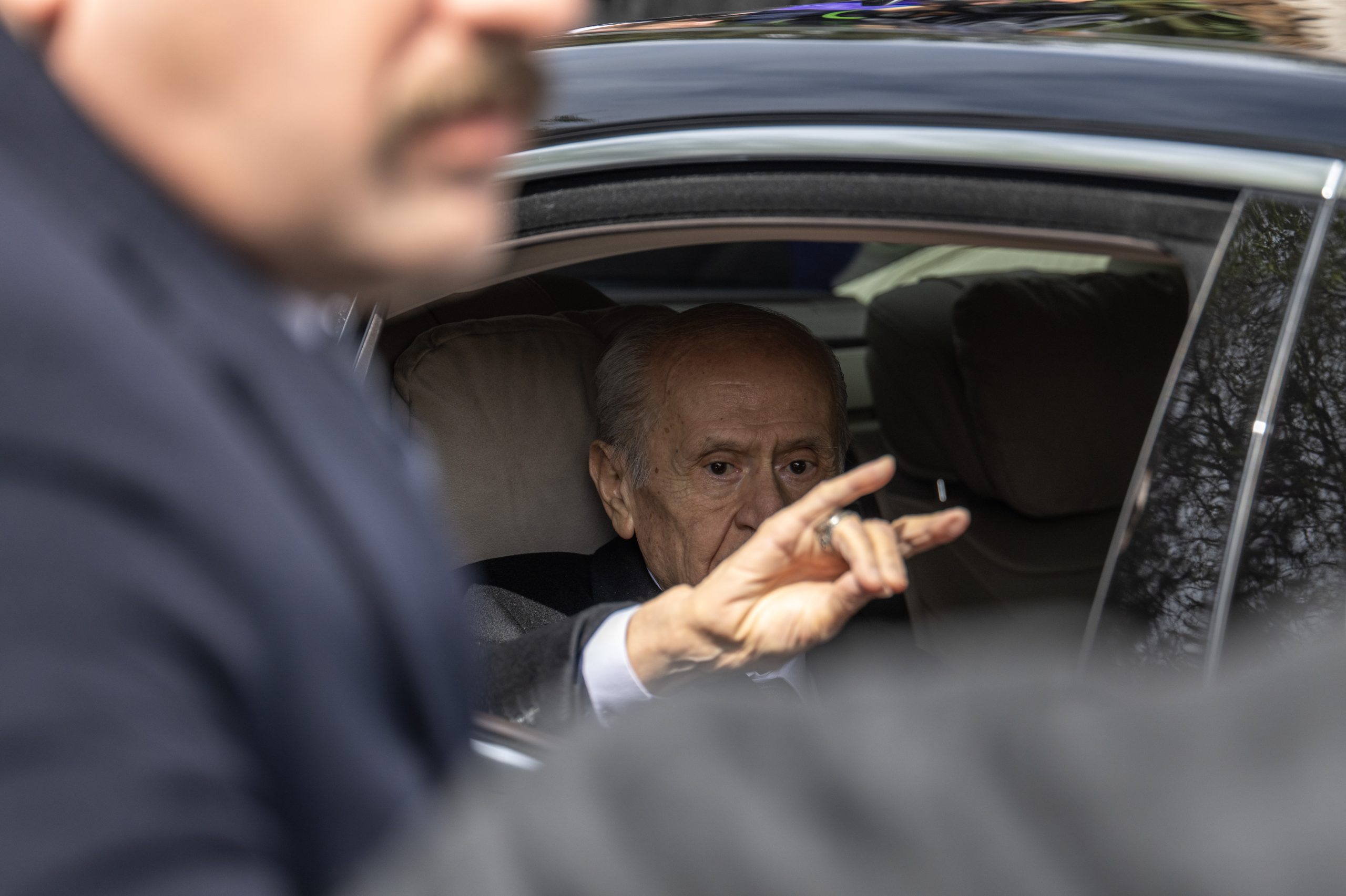 Bahçeli’den canlı yayına sürpriz ‘barış’ mesajı