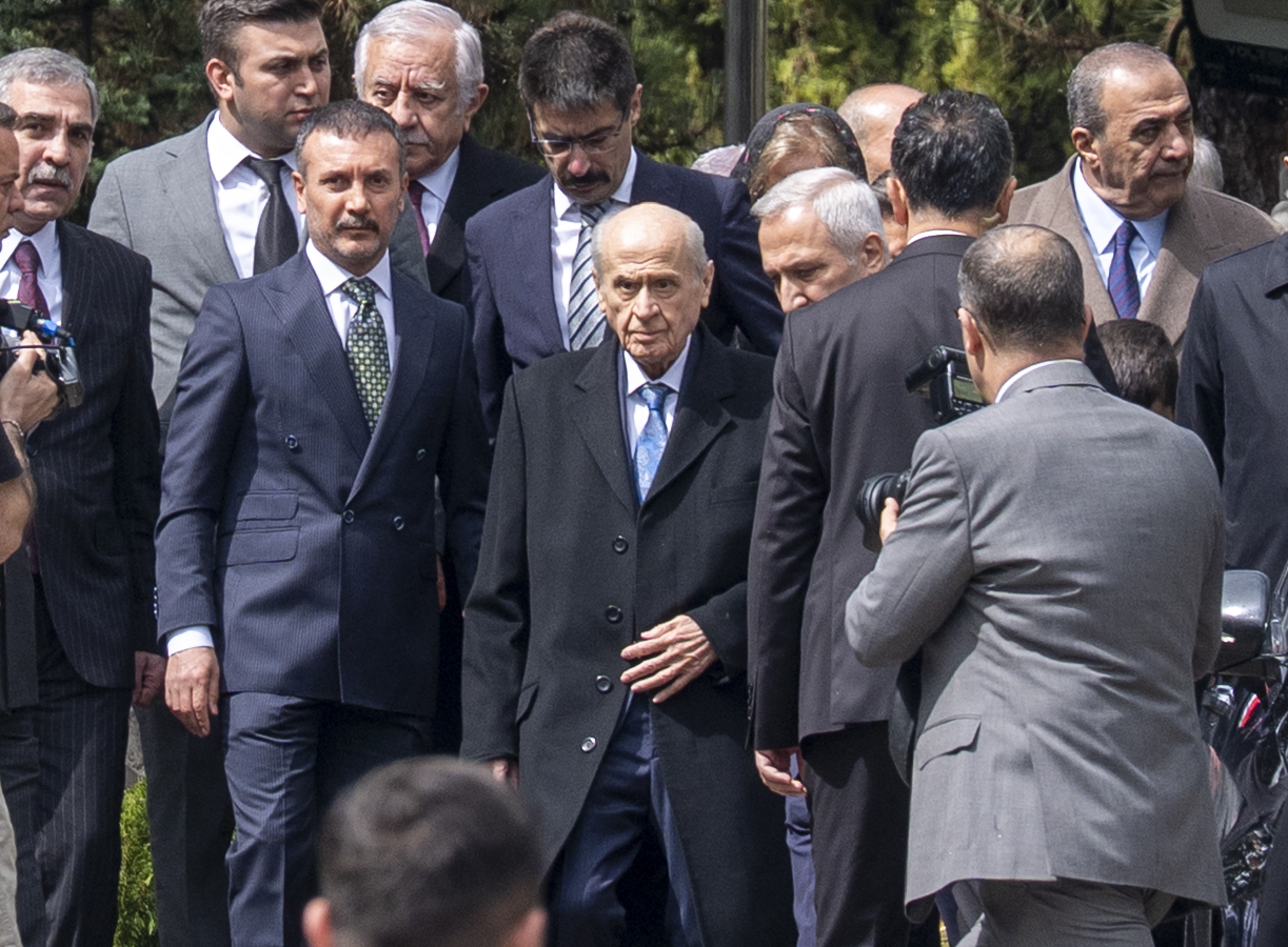 Uzun aradan sonra ilk görüntü: Bahçeli, Türkeş’in mezarında