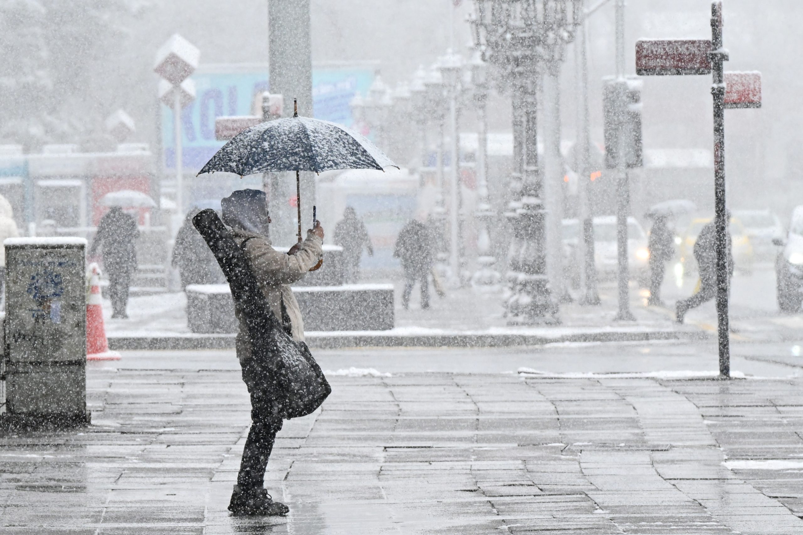 Cuma günü yeni yağış dalgası: Sıcaklıklar düşüyor, bazı iller için kar uyarısı