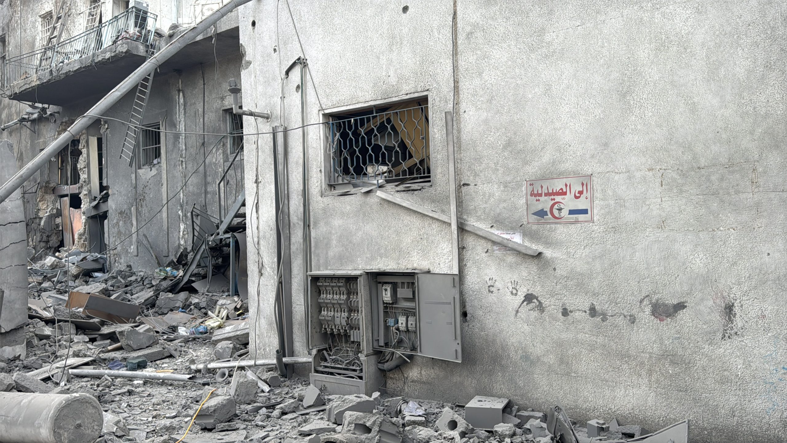 İsrail ordusu Gazze’de hastaneyi vurdu: Acil servis binası tamamen yıkıldı