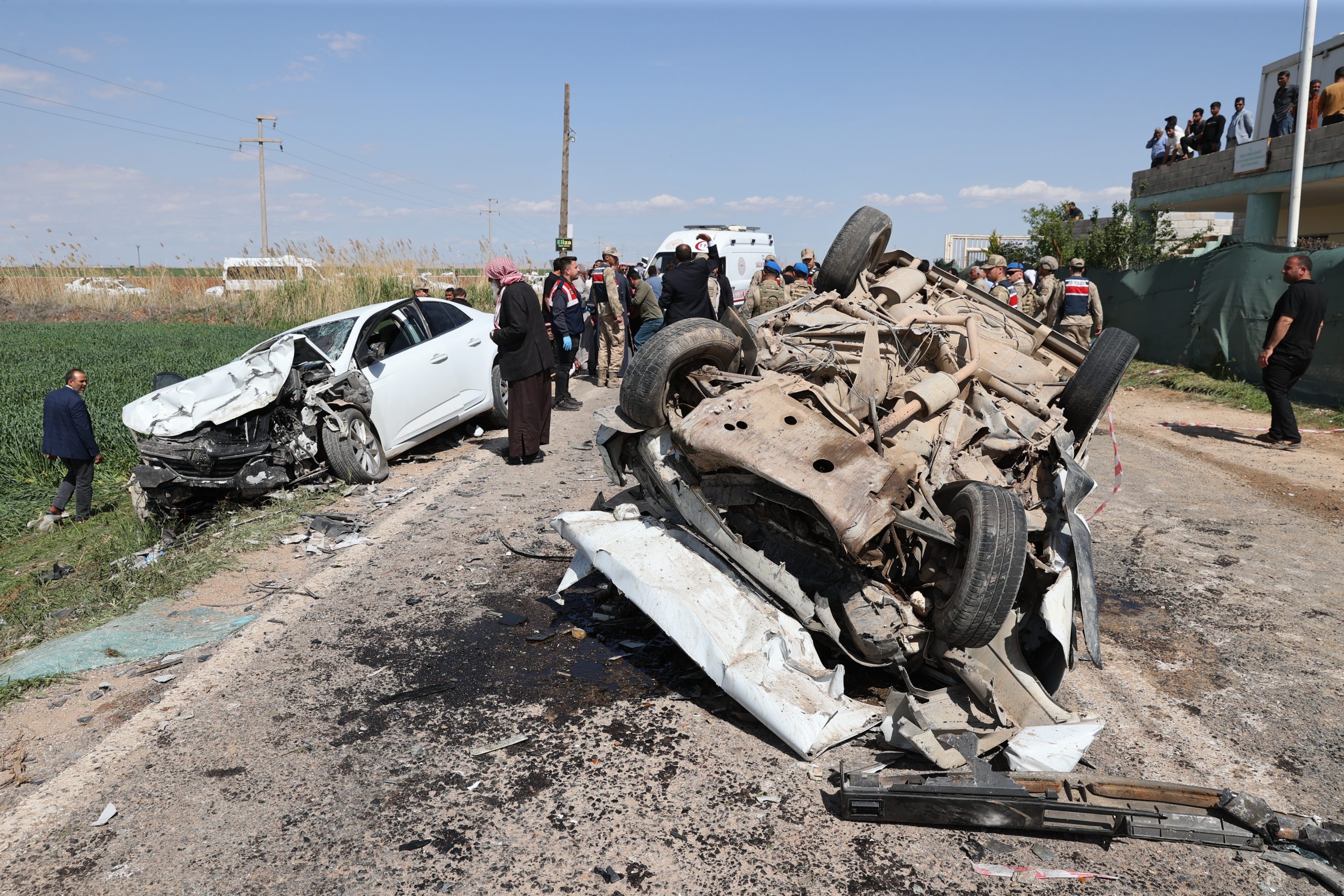 Şanlıurfa’da iki otomobil çarpıştı: 3 ölü, 2 yaralı