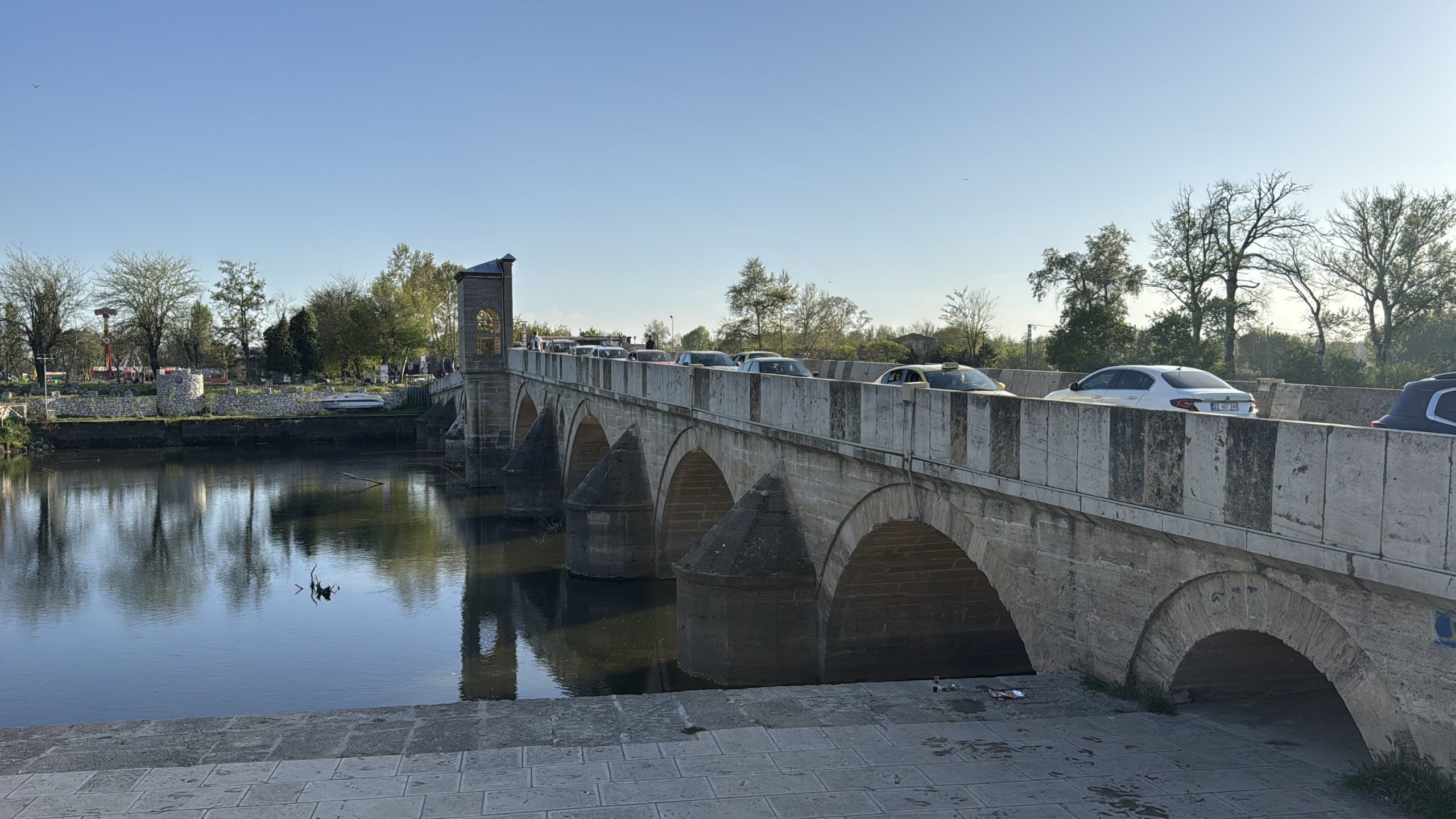 Tunca Nehri’ne düşen genci arkadaşı ağaç dalıyla kurtardı