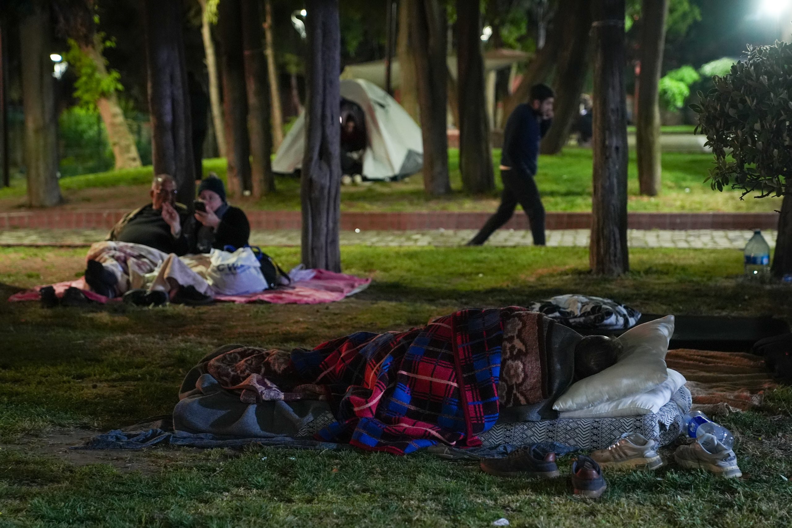 Depremlerin ardından yurttaşlar geceyi sokakta geçirdi