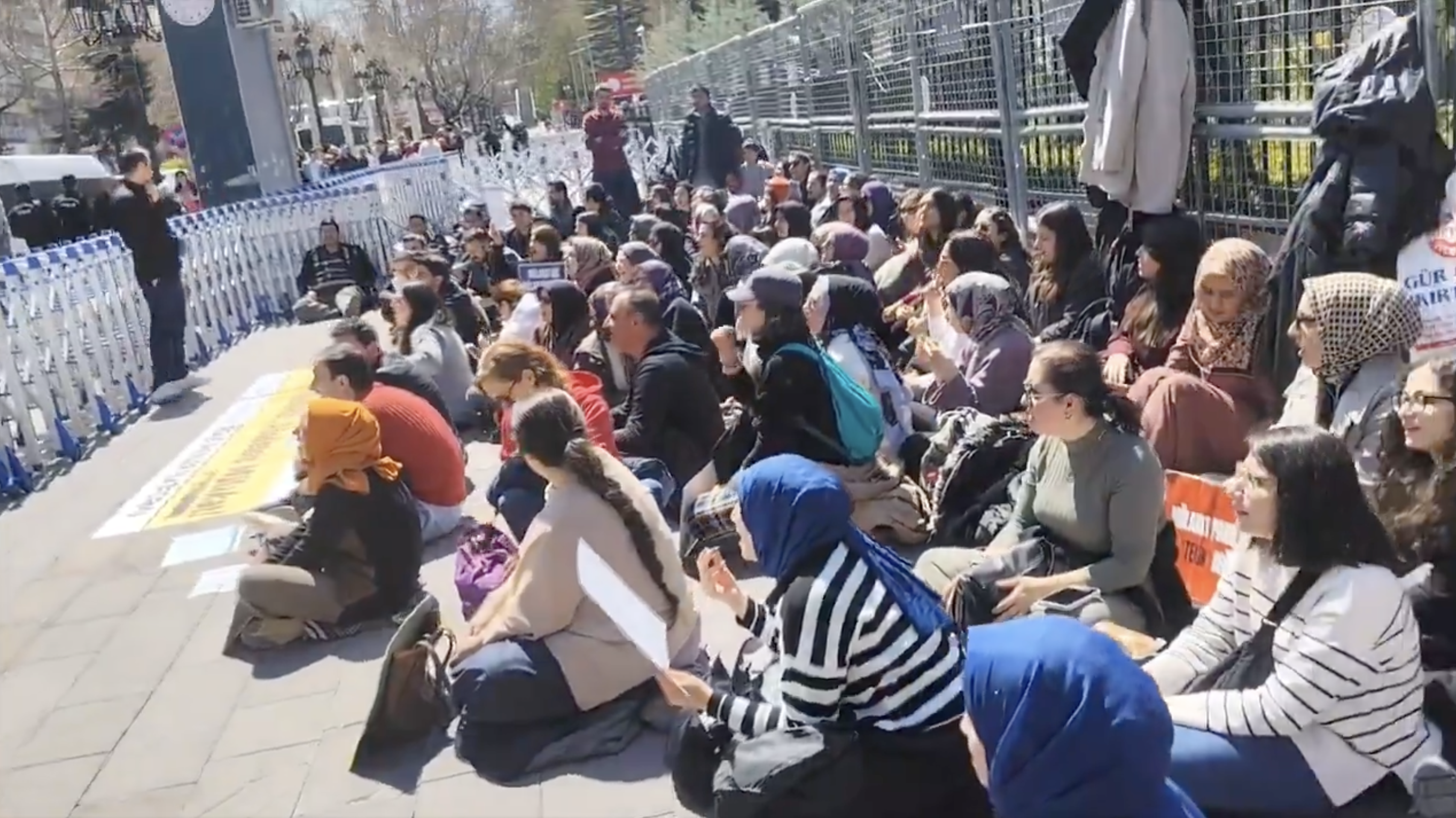 Mülakat mağduru öğretmenlere polis müdahalesi: Gözaltına alınanlar var