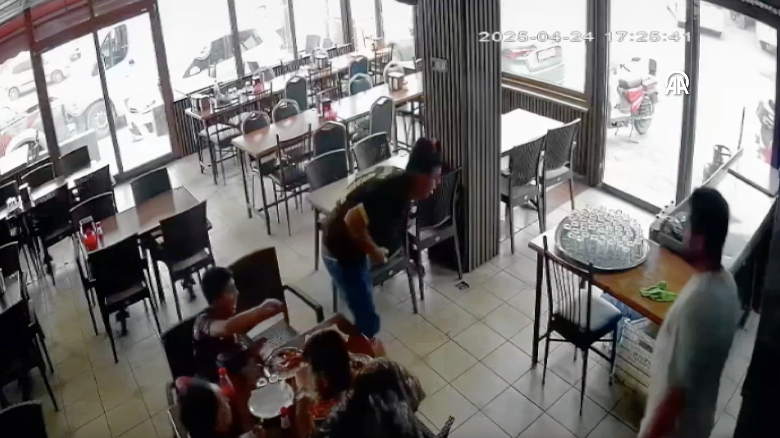 Lokantada boğazına yemek kaçan müşteri Heimlich manevrasıyla kurtarıldı