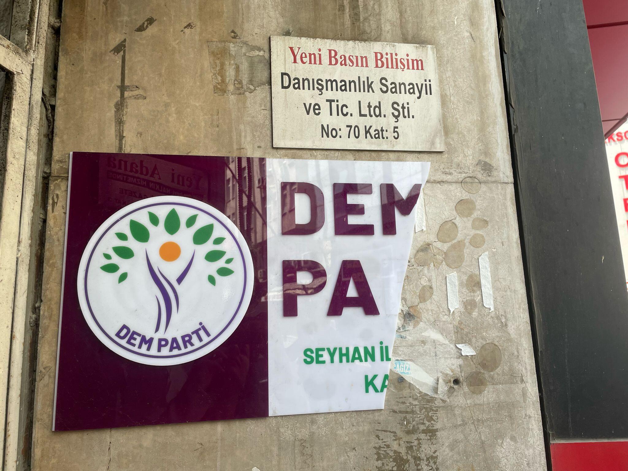Adana’da DEM Parti binasına saldırı: Tabela parçalandı