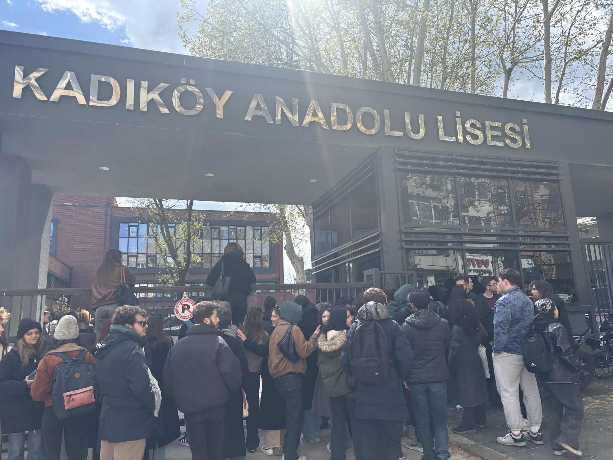 Lise öğrencilerinden görevden alınan öğretmenleri için protesto