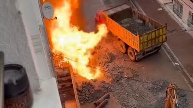 İstanbul’da 4 katlı binanın önünde doğalgaz patlaması