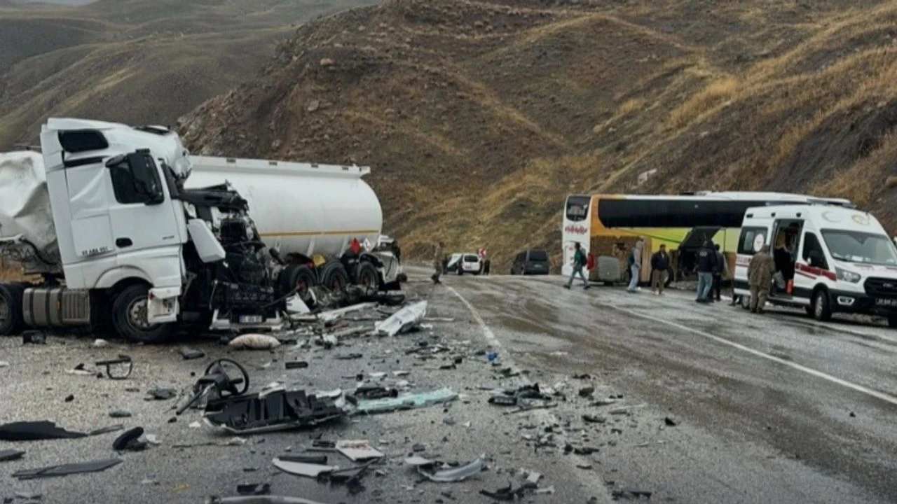 Hakkari’de otobüs ile tanker çarpıştı: 1 ölü 9 yaralı
