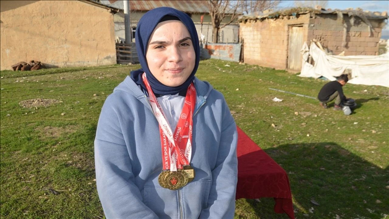 Zeliha Güven, evde yaptığı bilek güreşi antrenmanlarıyla Türkiye Şampiyonu oldu