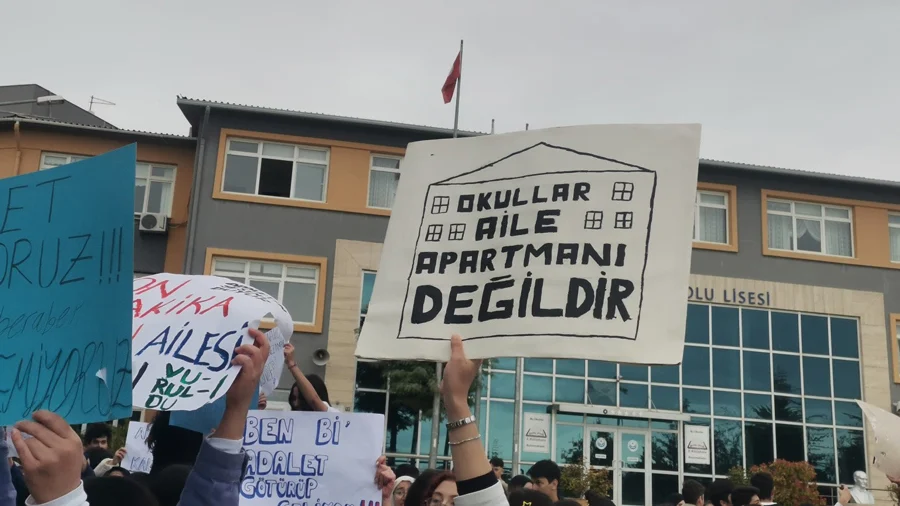 Lise öğrencilerinden Türkiye’nin birçok kentinde protesto: Öğretmenime dokunma