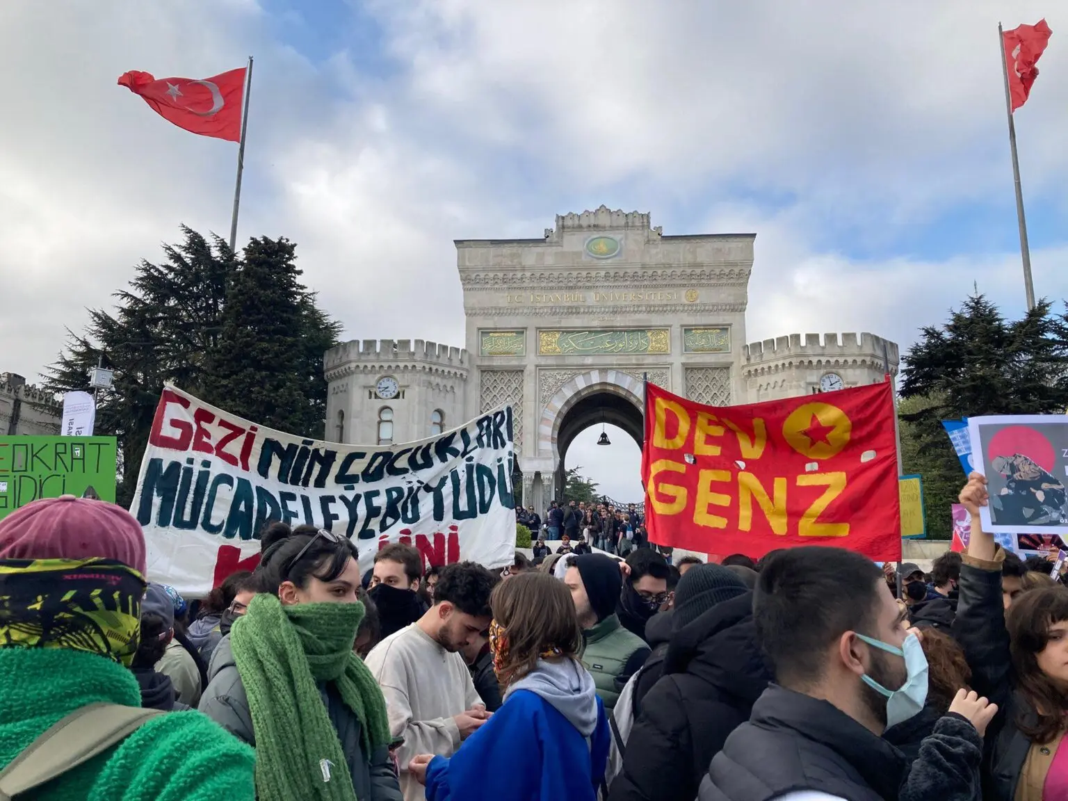 19 Mart’ın birinci ayında Saraçhane’ye yürümek isteyen öğrenciler polis engeline takıldı
