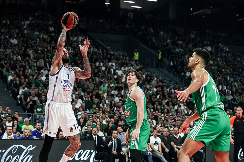 Anadolu Efes Atina’da çift haneli farkı koruyamadı: 87-83