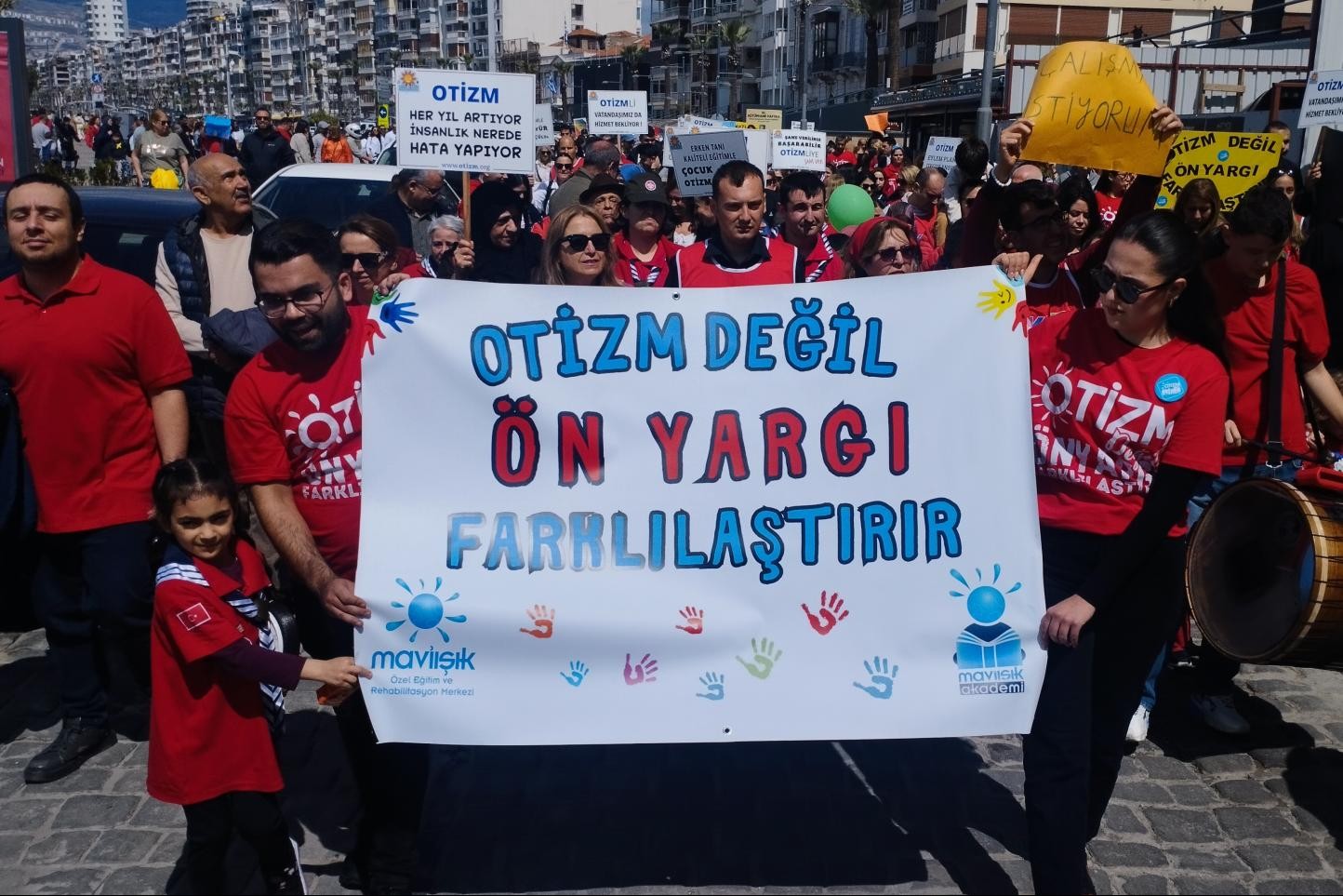 İzmir’de otizmli bireyler ve ailelerinden ‘eşit yurttaşlık hakkı’ yürüyüşü