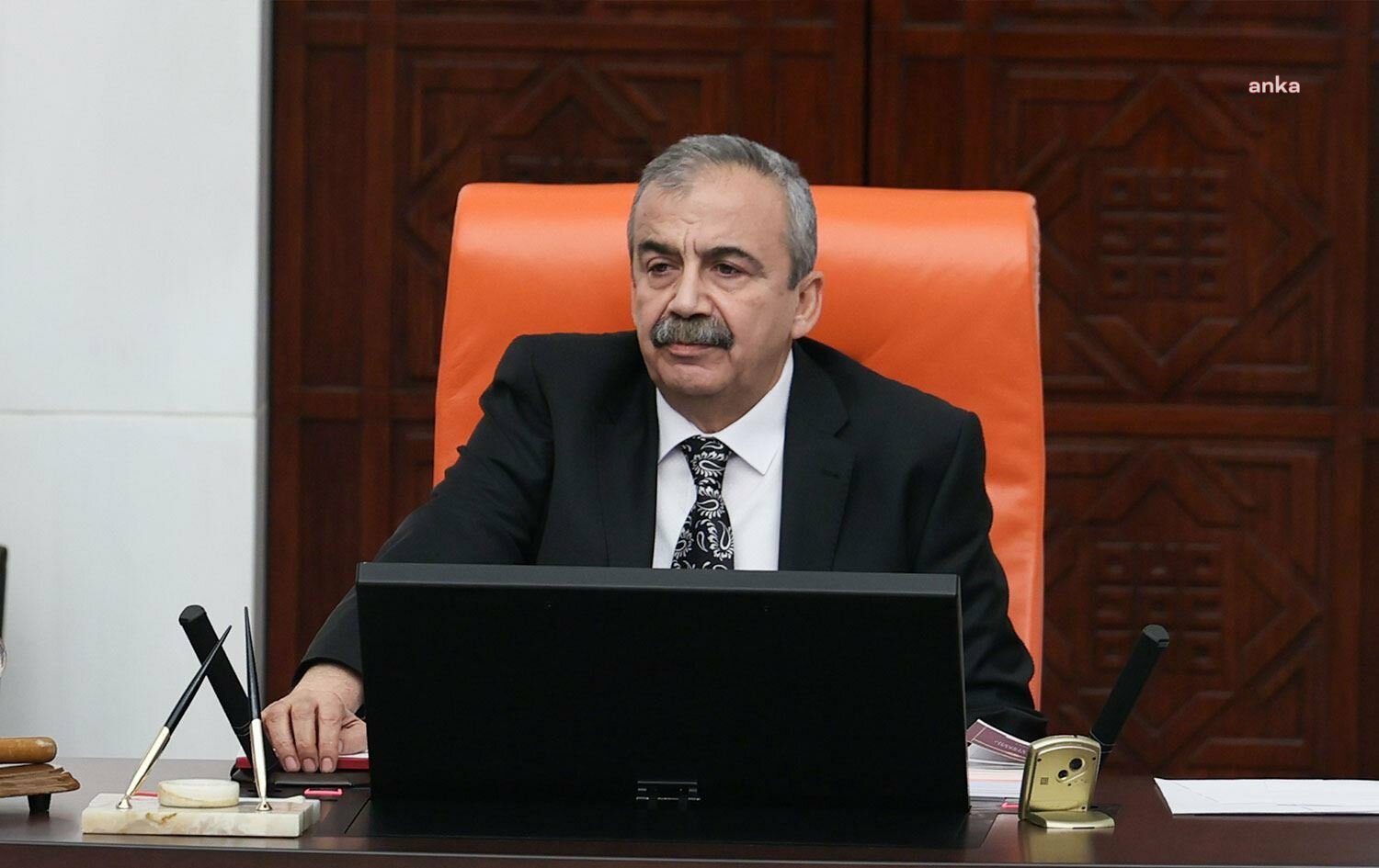 Sırrı Süreyya Önder’in ameliyatı sürüyor