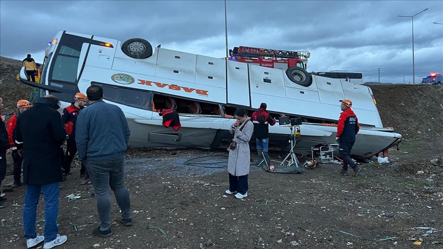 Sivas’ta yolcu otobüsü devrildi: 2 kişi hayatını kaybetti 23 kişi yaralandı