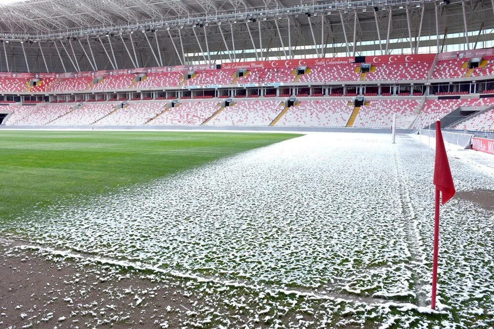 Sivasspor-Fenerbahçe maçı öncesi stadyum zemini karla kaplandı