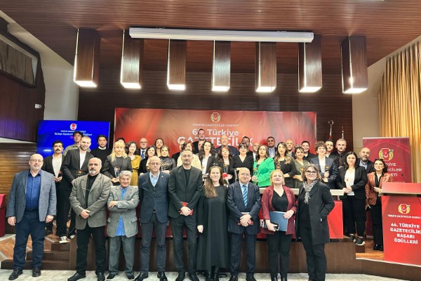 Türkiye Gazetecilik Başarı Ödülleri: Murat Sabuncu ödülünü hapisteki babalarını bekleyen çocuklara armağan etti