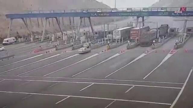 Otomobil TIR’ın altına girdi: 4 ölü
