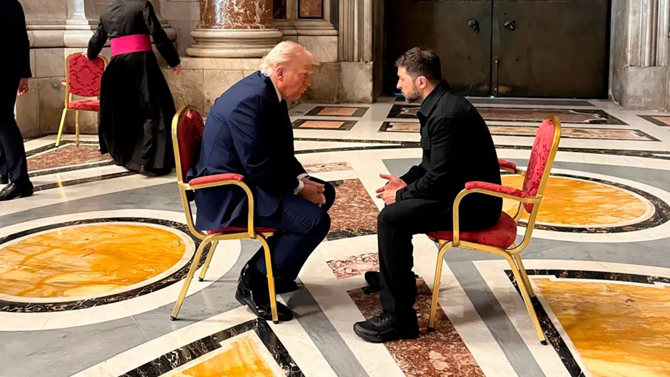 Trump ve Zelenski Vatikan’da bir araya geldi