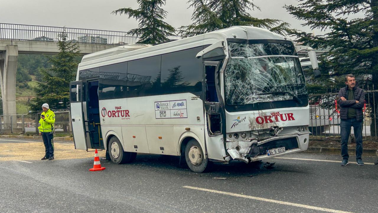 Uşak’ta işçi servisleri çarpıştı: 20 yaralı