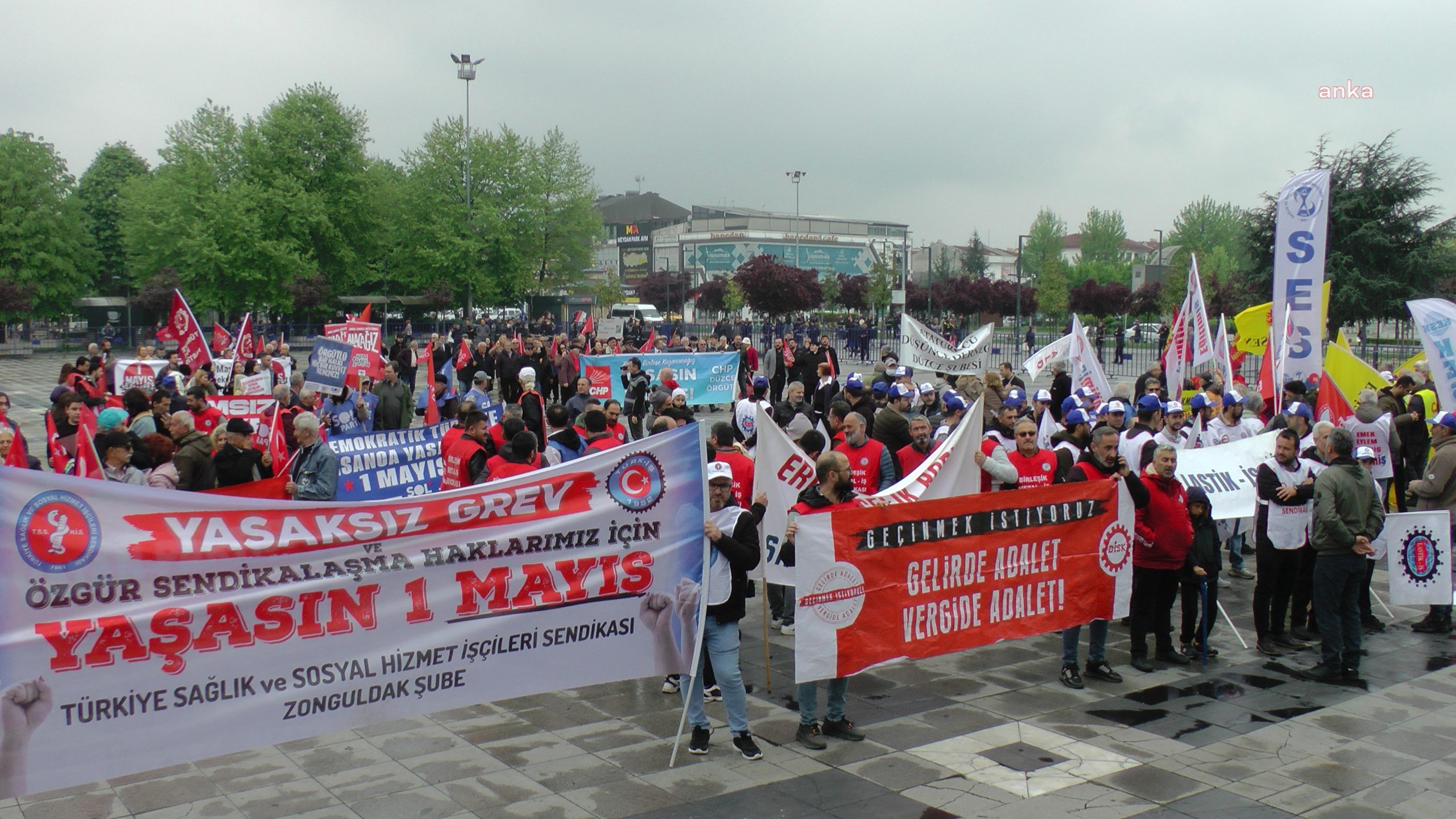Düzce’de 1 Mayıs yürüyüşü: Emekçiler geçinemiyor, insanca yaşam istiyoruz