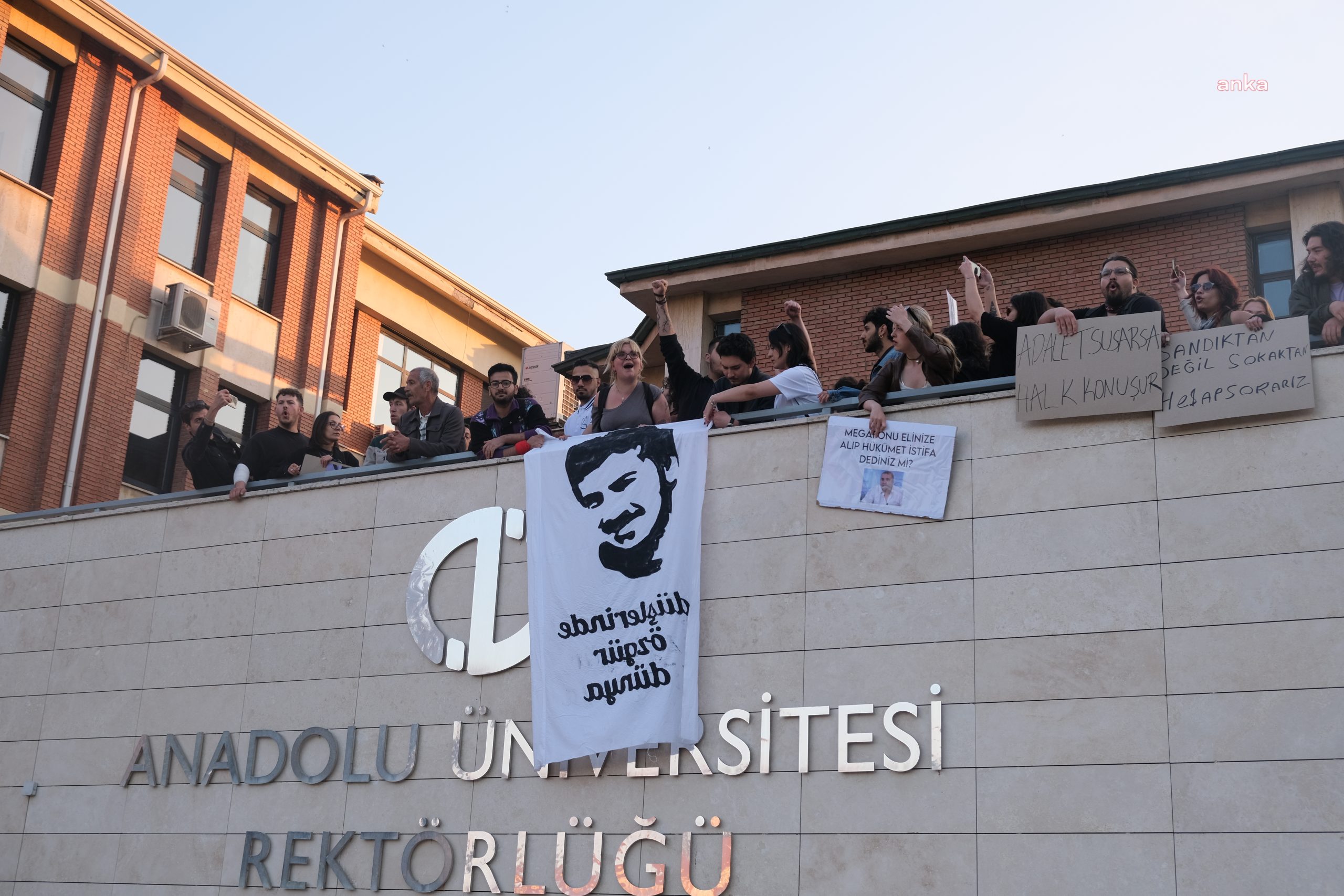 Eskişehir’de öğrenciler Ali İsmail Korkmaz’ın fotoğrafını kampüse astı