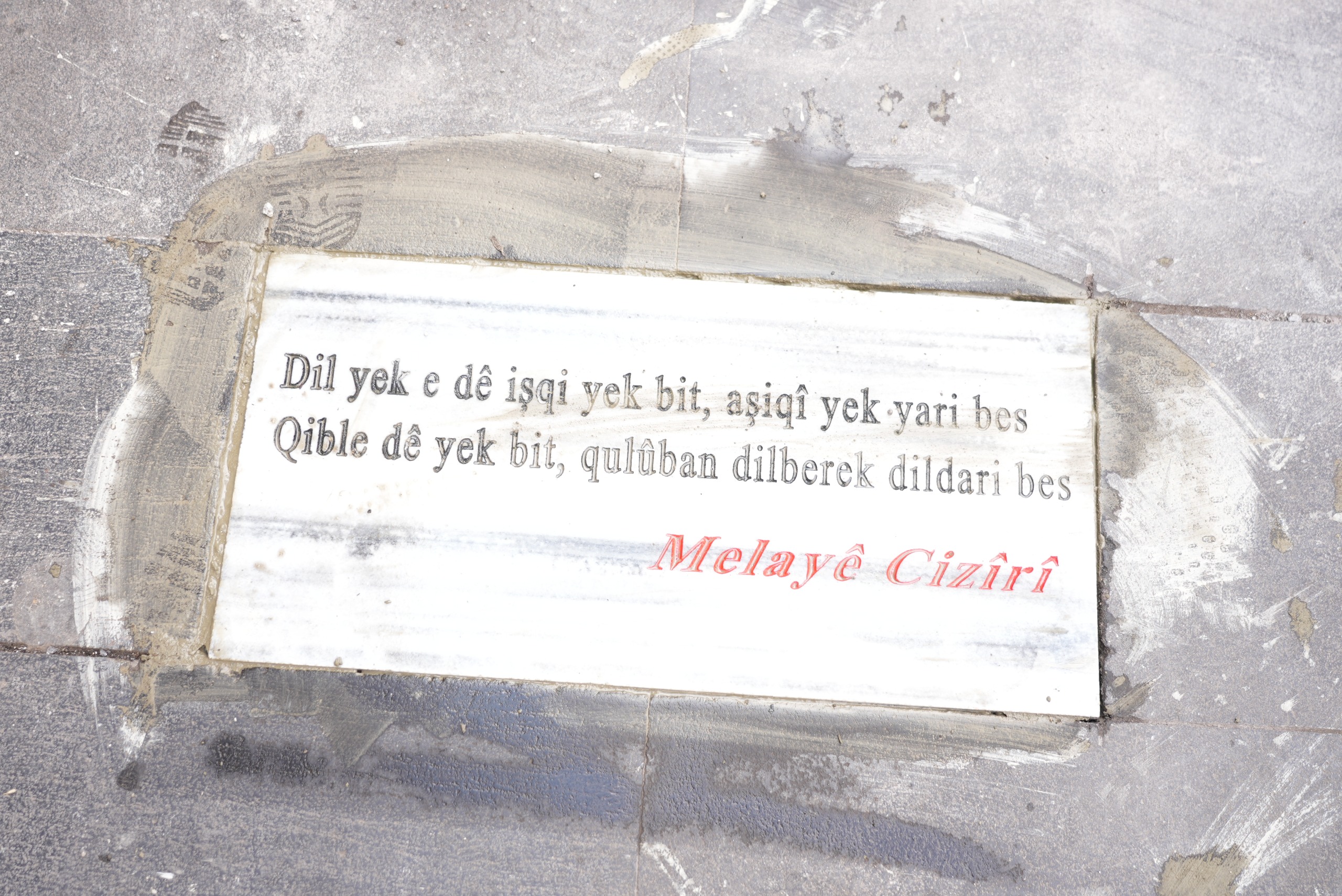 Diyarbakır’da Kürt şairlerinin beyitleri kaldırım taşlarına işlendi